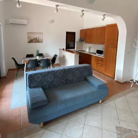 Διαμέρισμα Mirja - 50 M From Petrcane